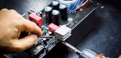 Articulating robotic kinematic actuator and motor controller assembly